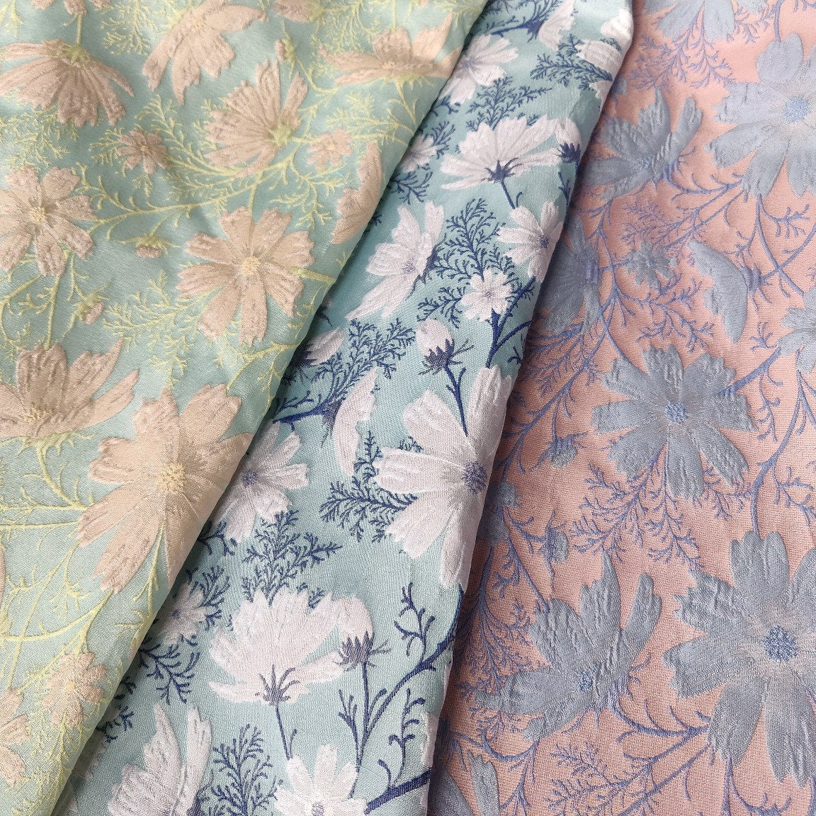 Tissu jacquard à motif floral : motif floral en relief 3D, 152 cm de large