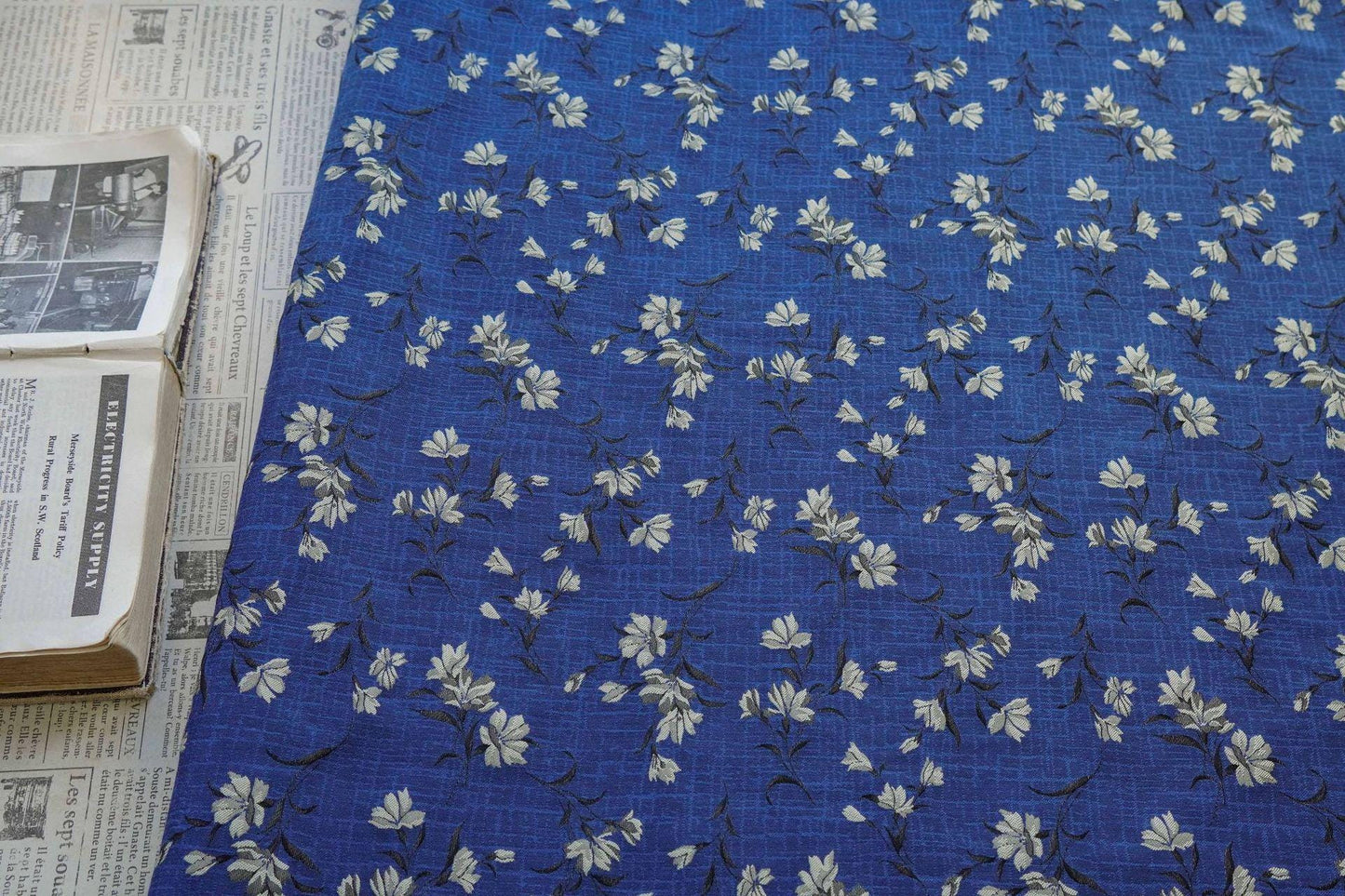 Tissu jacquard floral japonais : Tissu d'ameublement rétro bleu (160 cm de large, vendu au mètre)