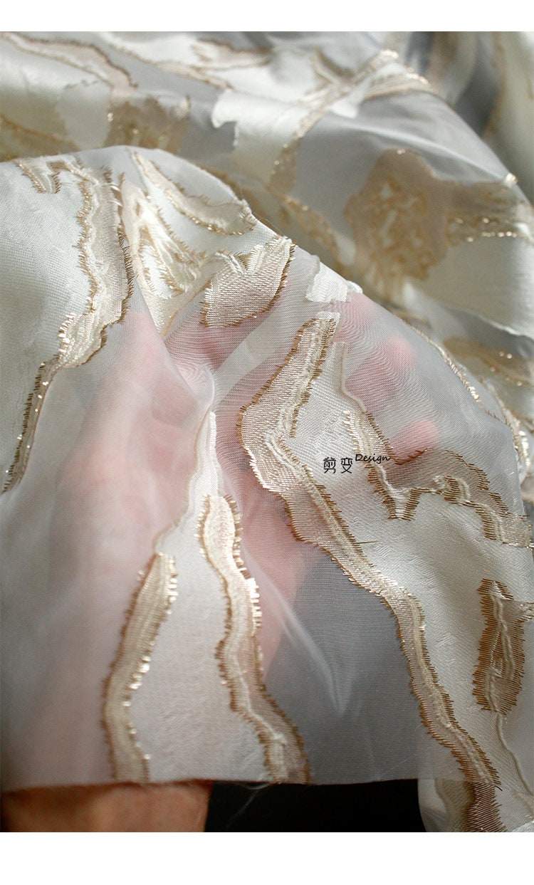 Tissu organza jacquard 3D doré : tissu transparent gaufré, 145 cm de large