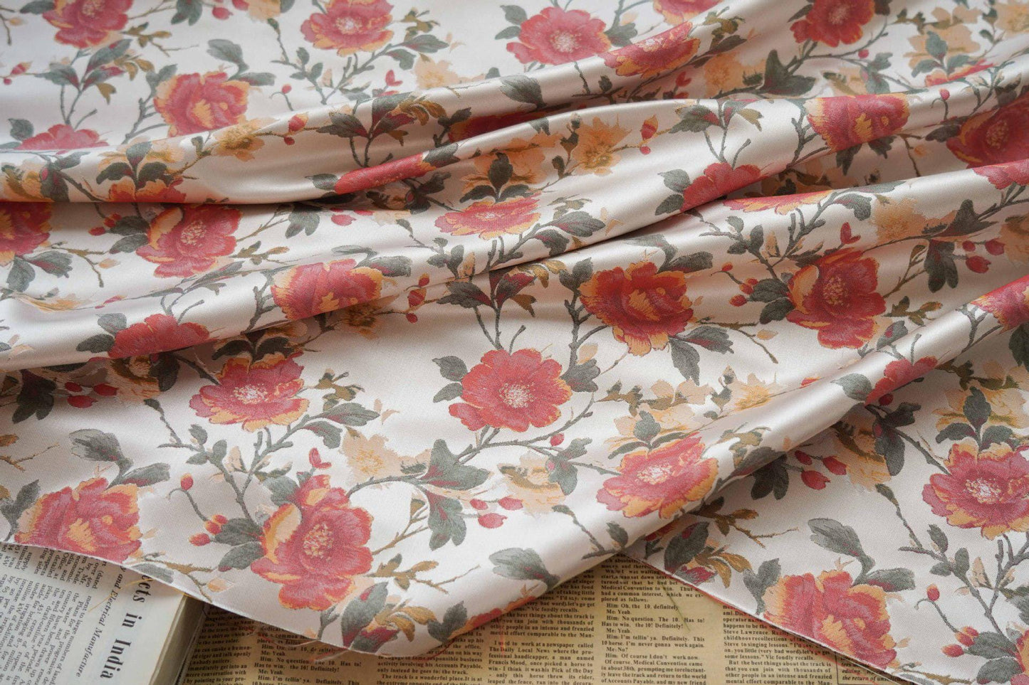 Tissu jacquard à motif floral : lurex tissé aux couleurs vives, 145 cm de large sur 1 mètre de long
