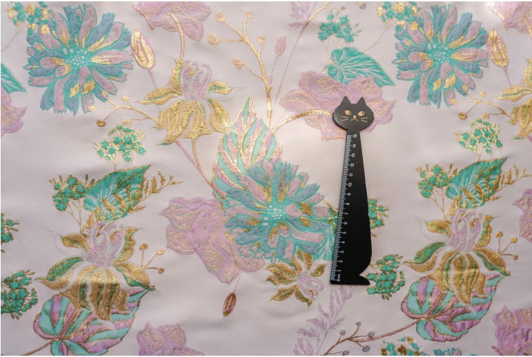 Tissu jacquard floral à fil doré : texture peinture à l’huile 3D, 140 cm de large