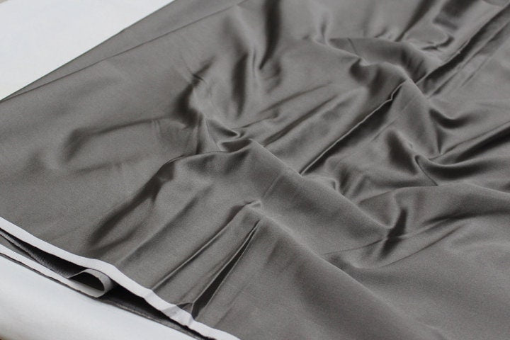 Brocart de soie gris : largeur 74 cm, vendu au mètre