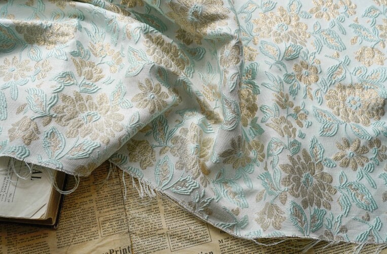 Tissu jacquard floral doré en relief : tissu 3D vert menthe, 140 cm de large