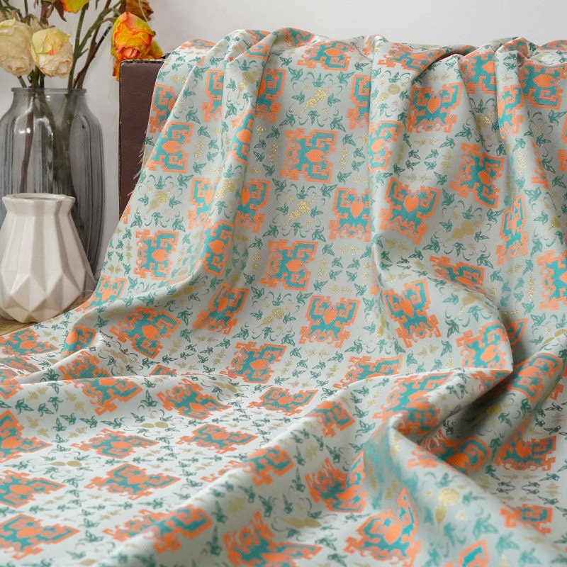 Tissu jacquard doré : motif totem asiatique ancien, 150 cm de large