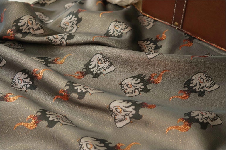 Tissu jacquard à fils d'or : matériau pour costume de squelette d'Halloween