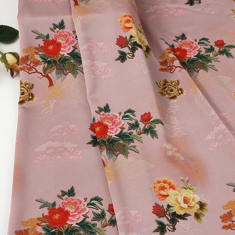 Tissu satiné brocart à motif floral | Motif Xiangyun chinois bleu et or, 150 cm de large