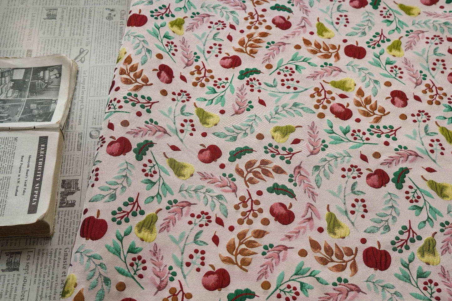 Nature-Inspired Embossed Leaf Jacquard Fabric ��� Refreshing Fruit Leaf Design for Handbags & Accessori"Wide