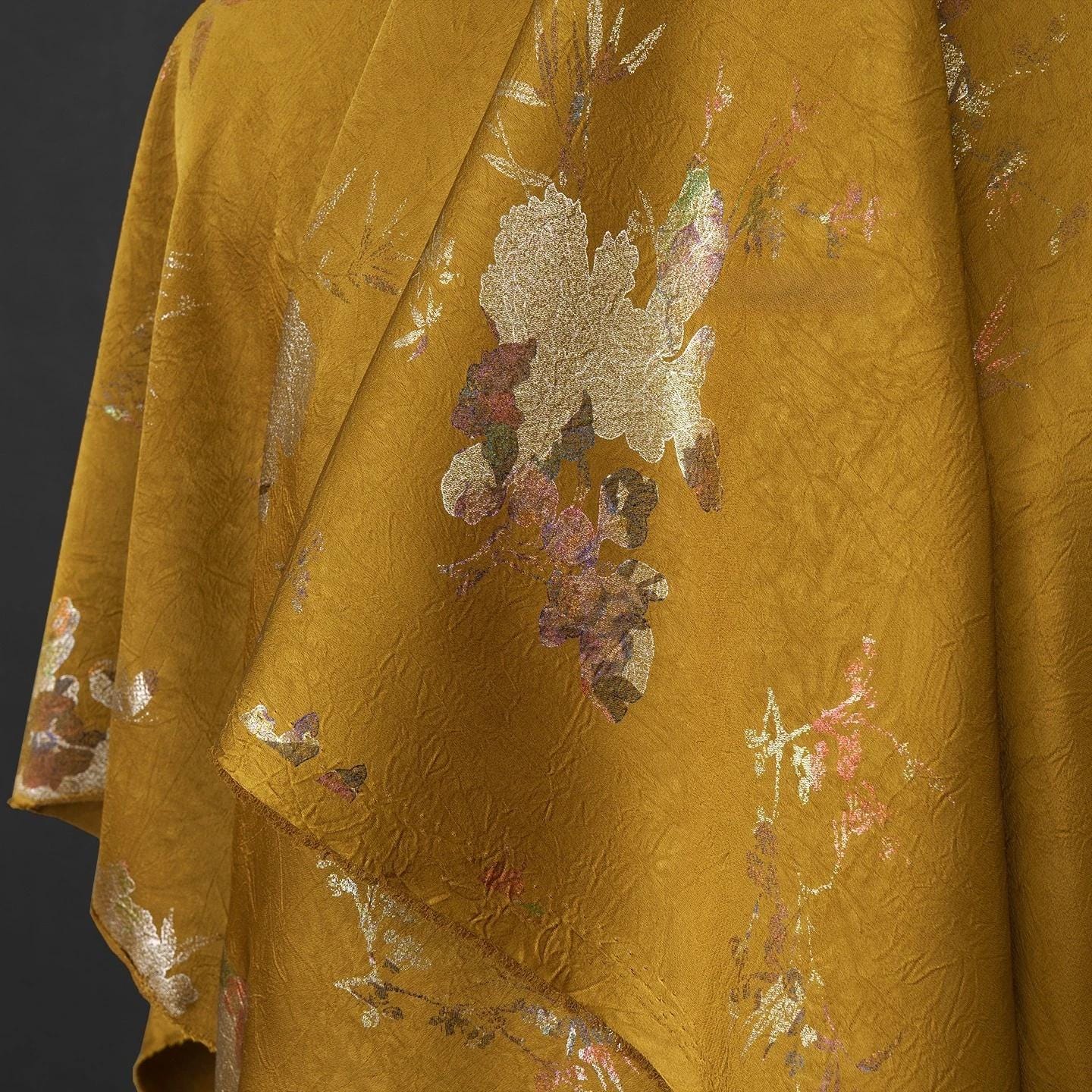 Tissu jacquard à motifs floraux dorés : acétate brillant pour la confection de vêtements