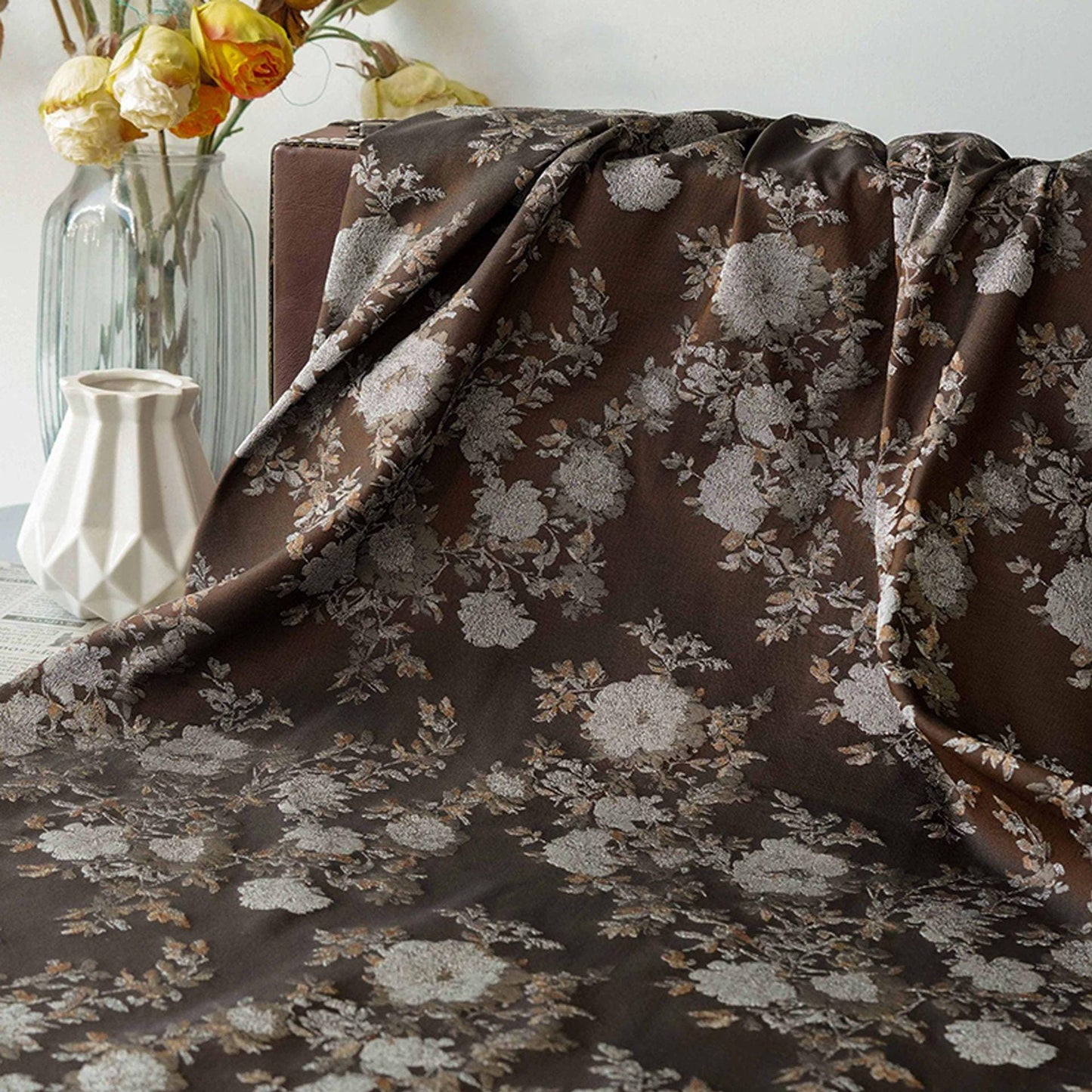Tissu jacquard style palais européen, motif feuilles et fleurs, collection Reserve, largeur 62 pouces