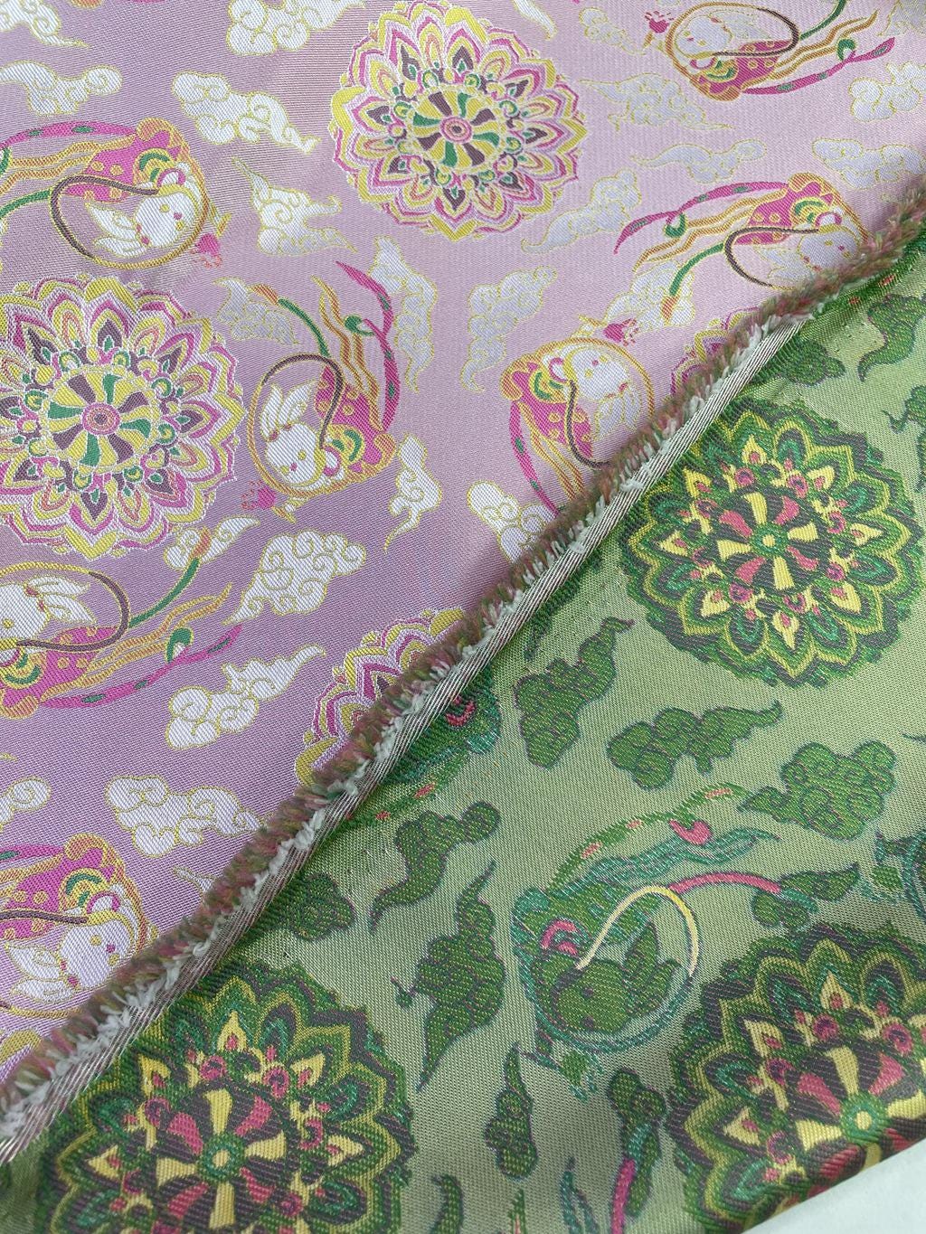 Tissu à motifs Bada tibétains : 55 pouces de large, polyester, pour la couture
