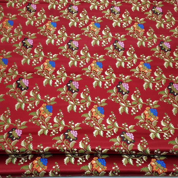 Tissu brocart à motifs floraux rouges : 25 % soie et rayonne, largeur : 74 cm