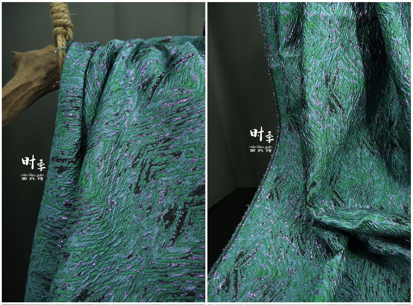 Tissu jacquard 3D vert et violet avec fil doré - 140 cm de large