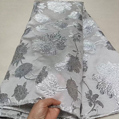 Tissu jacquard argenté à motif floral ��� Broca à grandes fleurs en relief 3D"Large