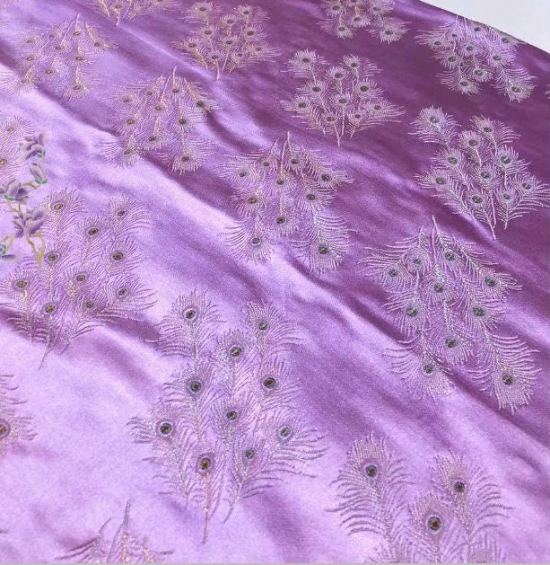 Brocart à plumes de paon : soie chinoise magenta, pour l’ameublement et la couture – au mètre