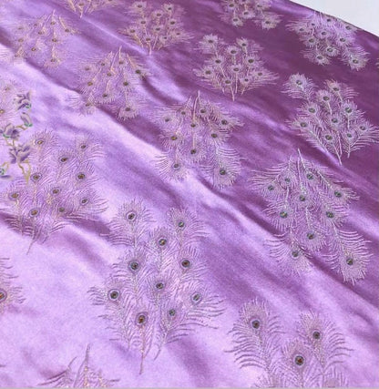 Brocart à plumes de paon : soie chinoise magenta, pour l’ameublement et la couture – au mètre