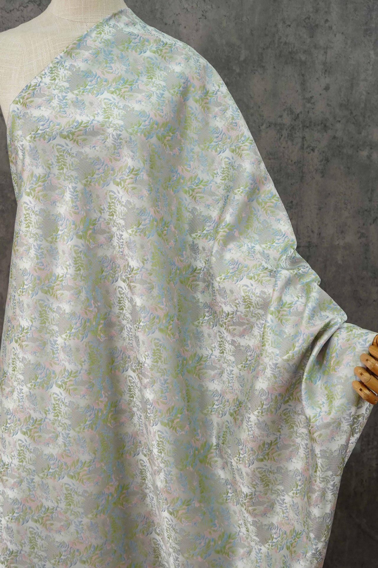 Tissu brocart magnolia gris clair : couture de cheongsam chinois et de robe tibétaine