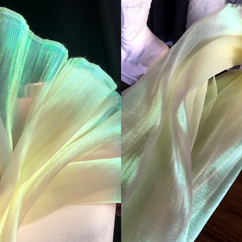 Tissu organza froissé brillant : 150 cm de large, matière rigide de créateur