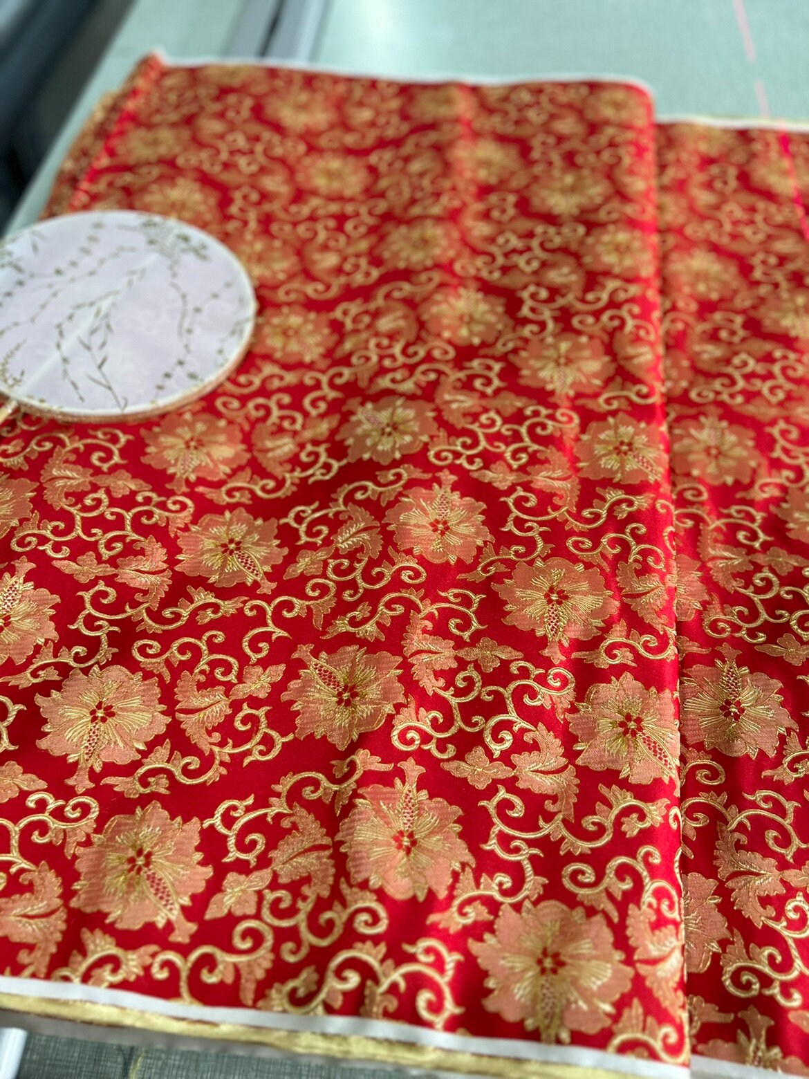 Tissu brocart jacquard à motifs floraux japonais : rayonne rouge et or, 75 cm de large