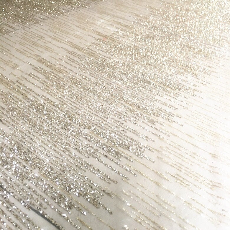 Tissu en dentelle géométrique argentée à paillettes : tulle pour robe de mariée de 140 cm de large