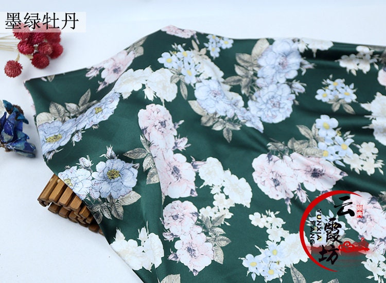 Tissu satiné imprimé floral : matière polyester douce, largeur 150 cm