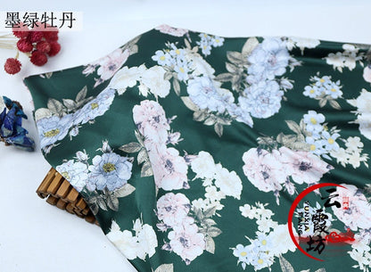 Tissu satiné imprimé floral : matière polyester douce, largeur 150 cm