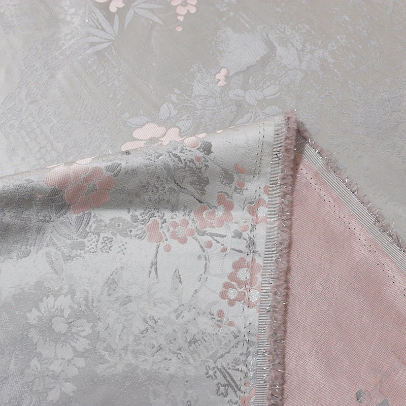 Tissu brocart Fleur de Prunier : Coussin Cheongsam argent et rose, 150 cm de large