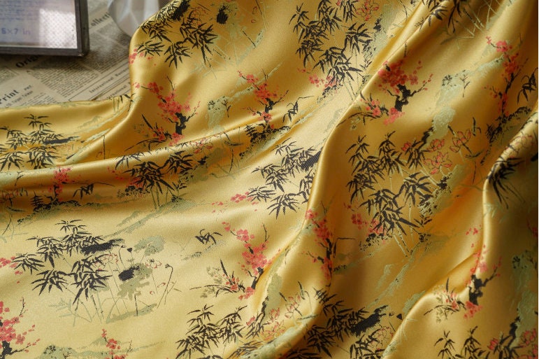 Tissu satiné brocart damassé doré : tapisserie florale, 152 cm de large