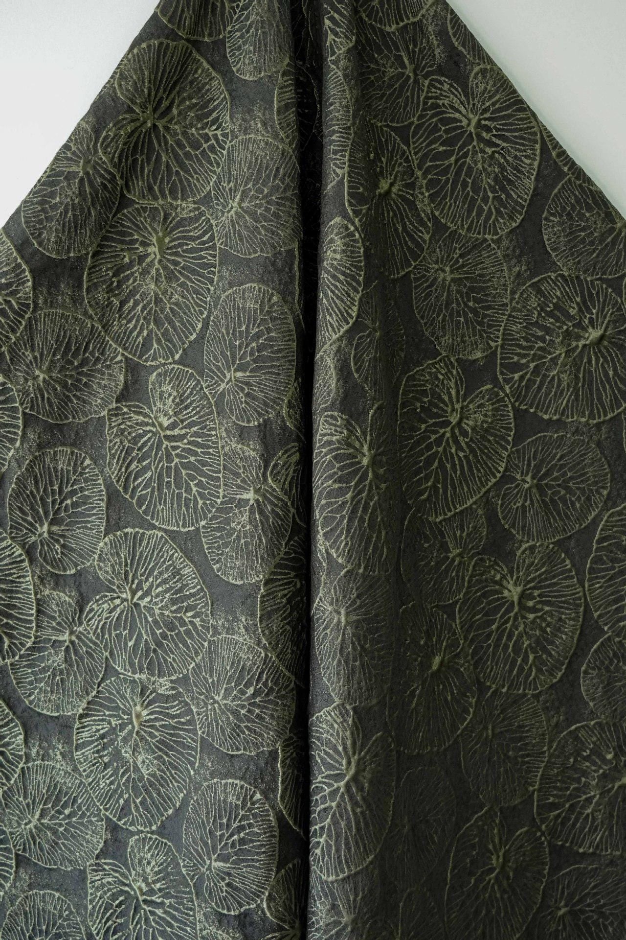 Tissu jacquard 3D à motif feuille de lotus : vert foncé, pour ameublement, couture et loisirs créatifs - 140 cm de large
