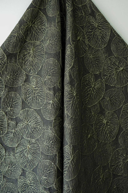 Tissu jacquard 3D à motif feuille de lotus : vert foncé, pour ameublement, couture et loisirs créatifs - 140 cm de large