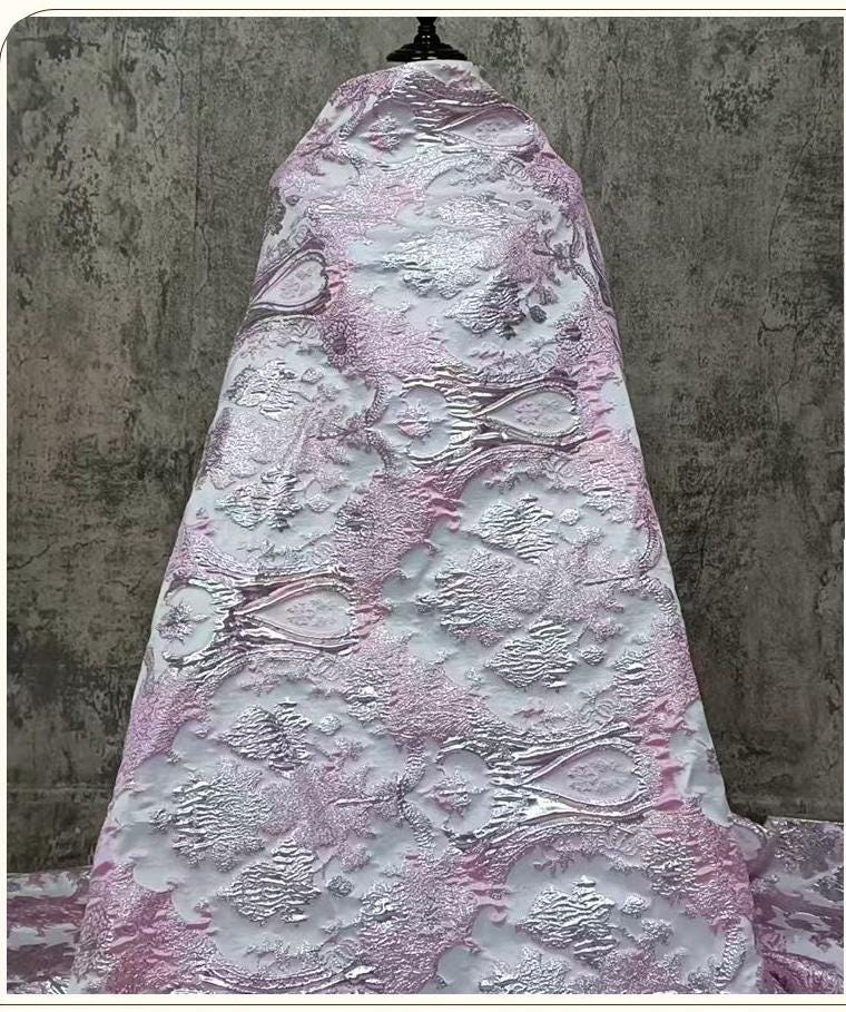 Tissu jacquard métallisé 3D rose, européen et américain, pour vêtements ��� Textile de luxe et de mode Large