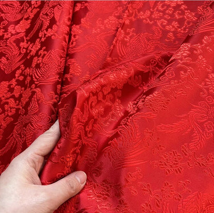 Tissu brocart floral métallisé rouge : matériau de couture d'ameublement traditionnel