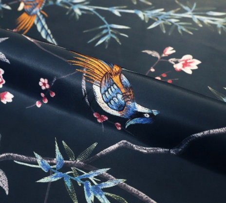 Tissu satiné à motif oiseaux : polyester doux, largeur 145 cm, vêtements et décoration