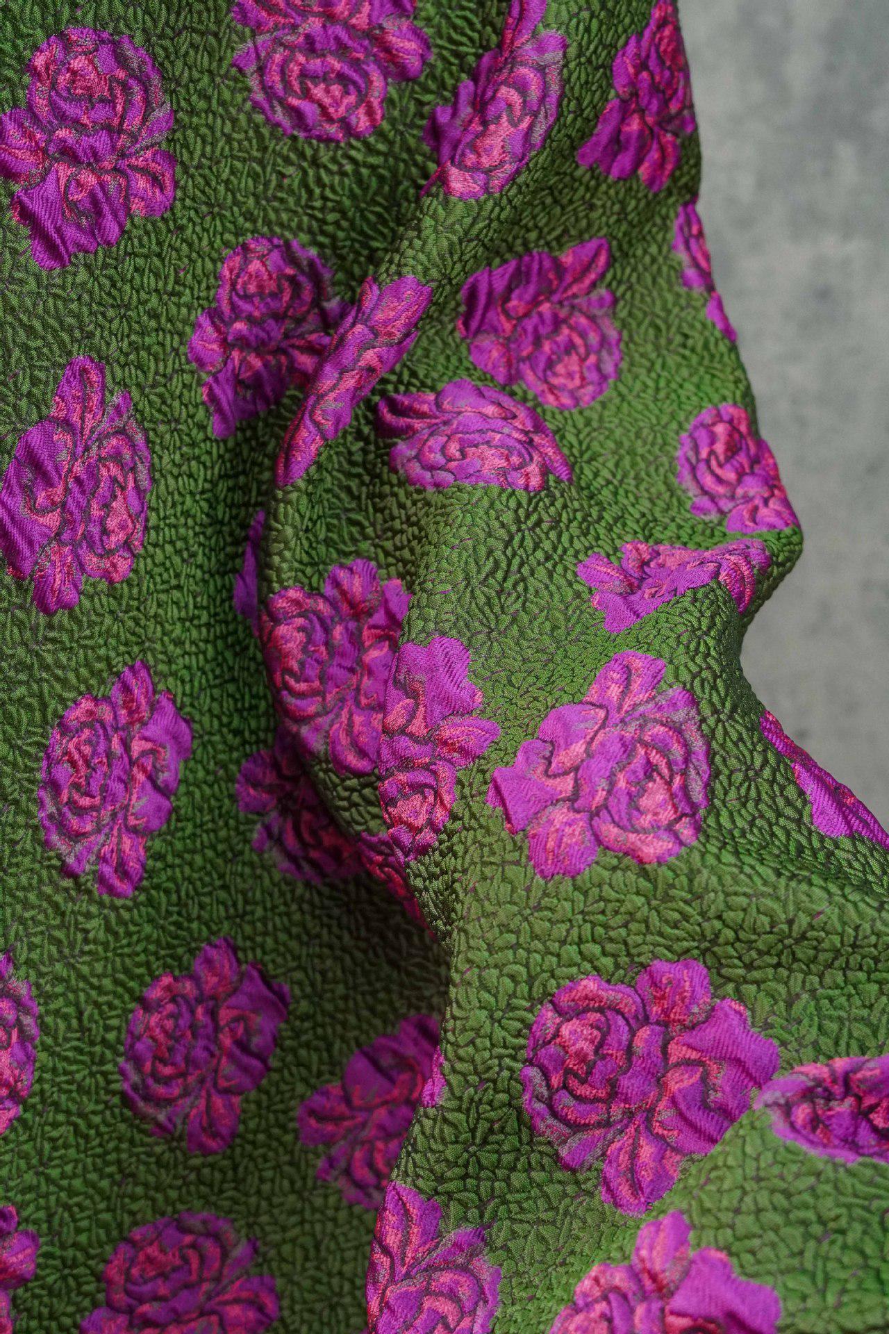 Tissu jacquard Rose Verte : Damas floral en relief 3D, 140 cm de large
