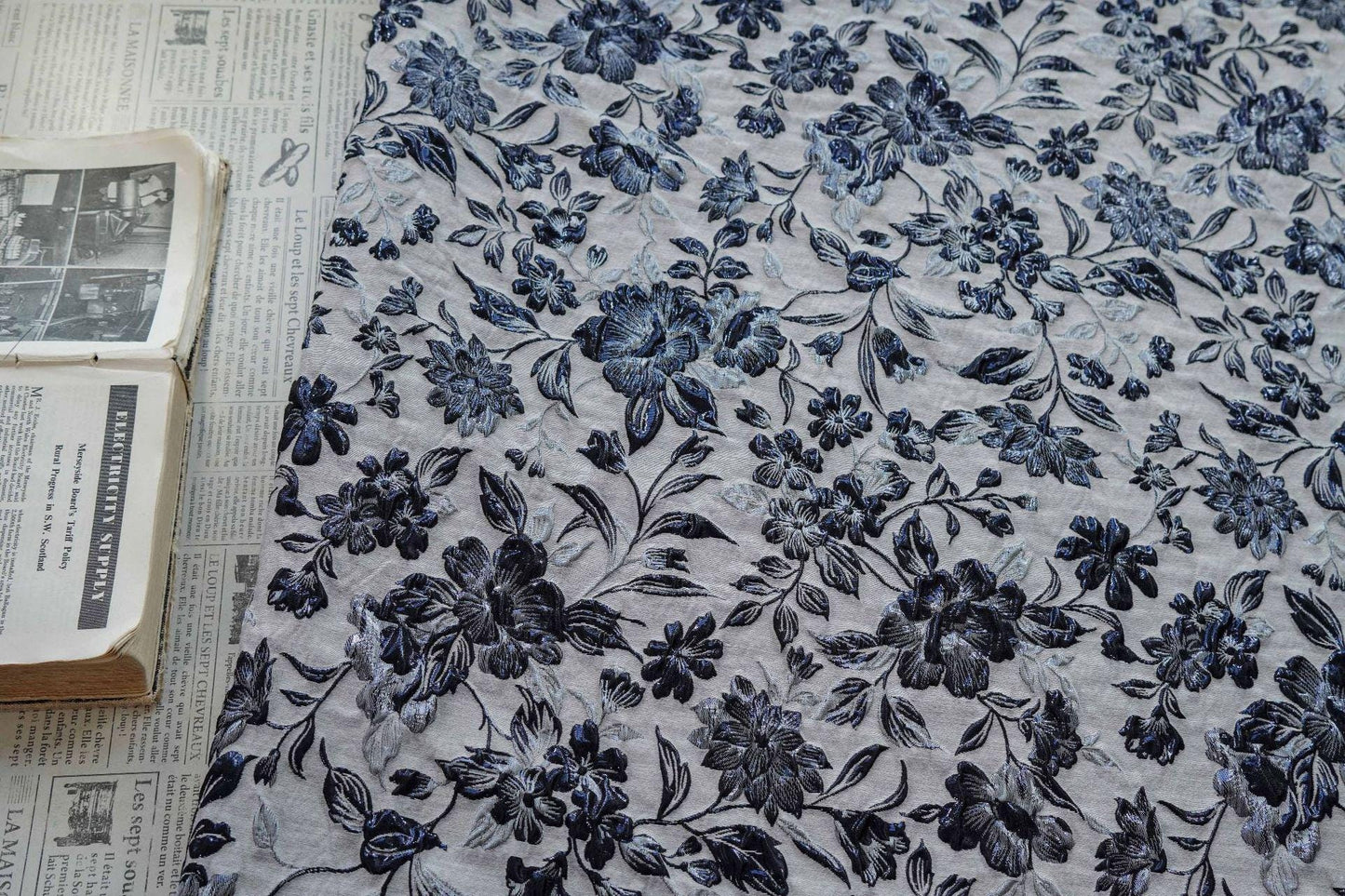Tissu jacquard européen à motif floral en relief et fil doré - Texture luxueuse pour matelassage, ameublement, couture, décoration intérieure - Large