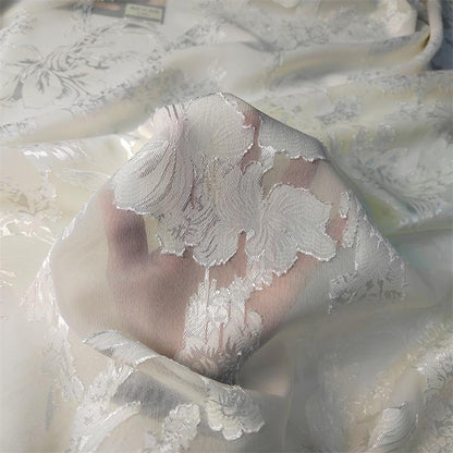 Tissu organza à fil argenté : texture jacquard 3D en relief - 145 cm de large