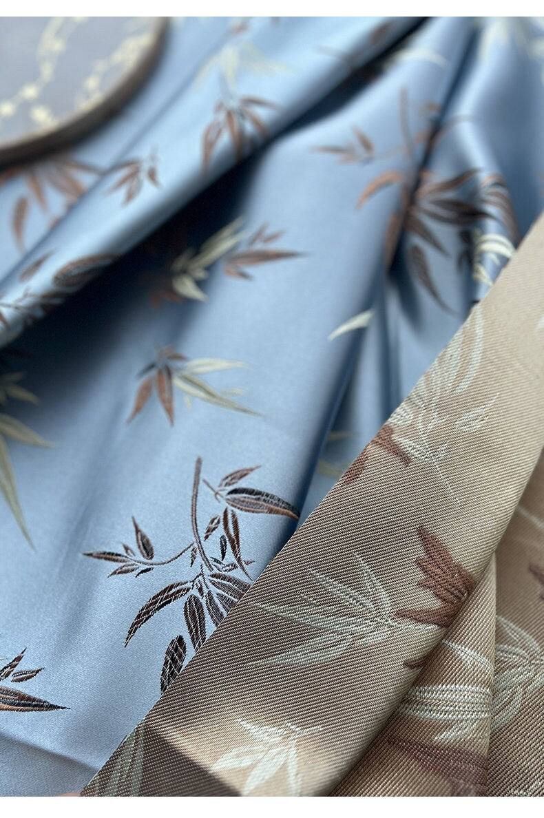 Tissu brocart de soie bleu ciel : feuilles et fleurs de bambou, accents métalliques dorés