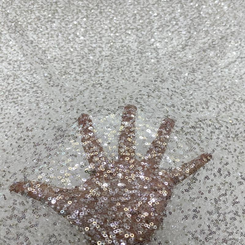 Tissu brodé de sequins et de cristaux : 124 cm de large, matériau pour robe de bal de créateur