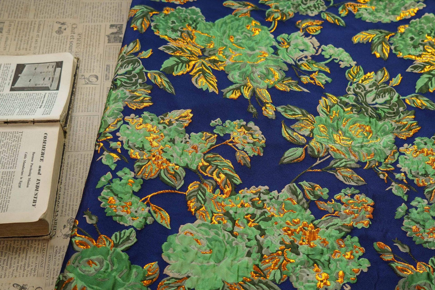 Tissu jacquard floral à fils dorés : revêtement d'ameublement design vert et bleu - 140 cm de large