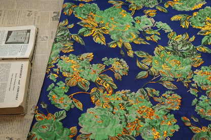 Tissu jacquard floral à fils dorés : revêtement d'ameublement design vert et bleu - 140 cm de large