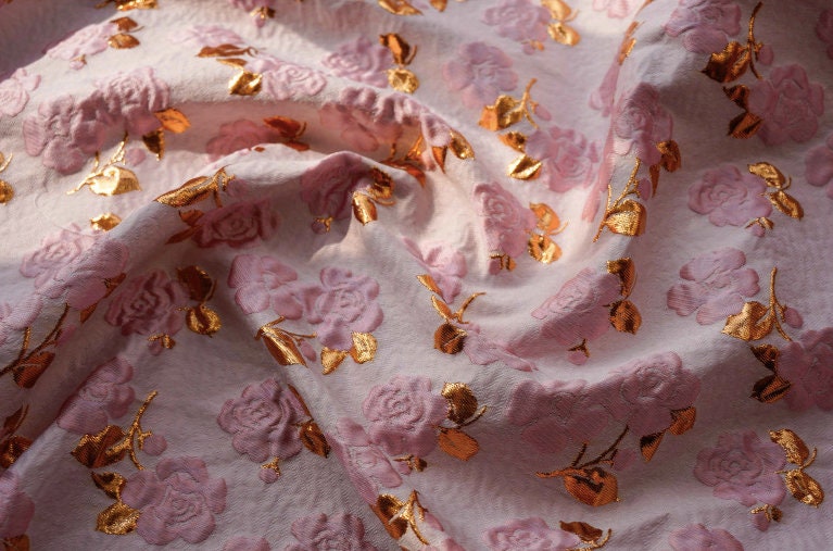 Tissu jacquard floral rose et or : tissu de créateur de 140 cm de large