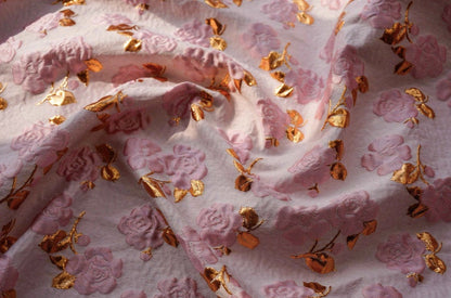 Tissu jacquard floral rose et or : tissu de créateur de 140 cm de large