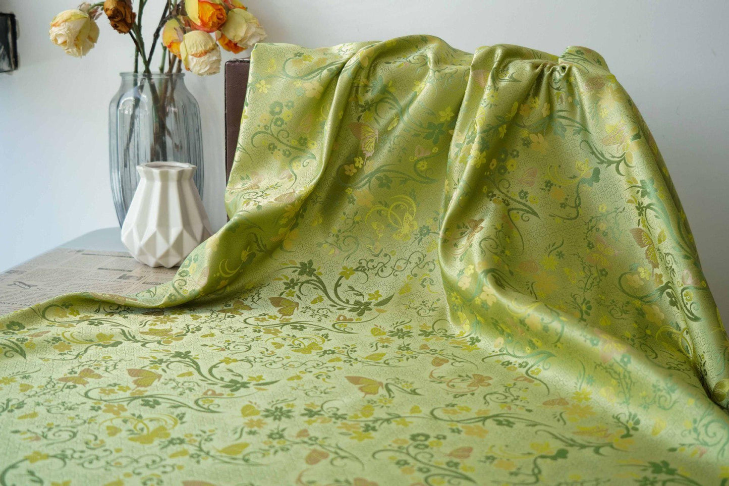 Tissu brocart papillon vert printemps : jacquard polyester de 165 cm de large