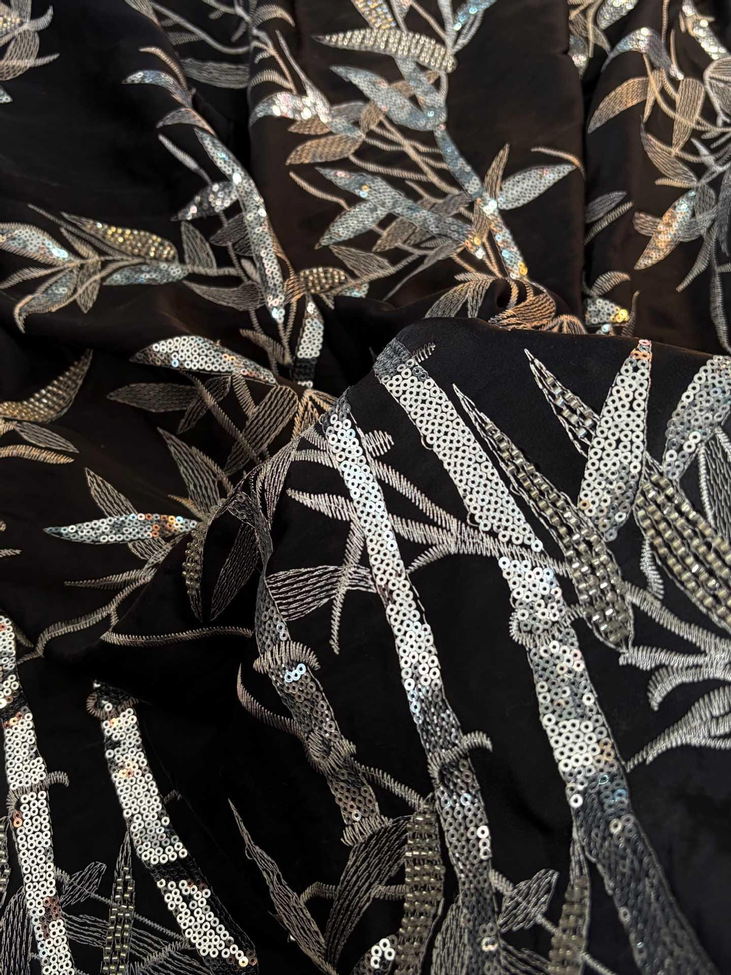 Tissu brodé de perles et de sequins ��� Patte de bambou large