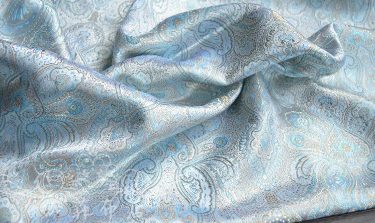 Tissu damassé en brocart de soie : matière tissée de bon augure
