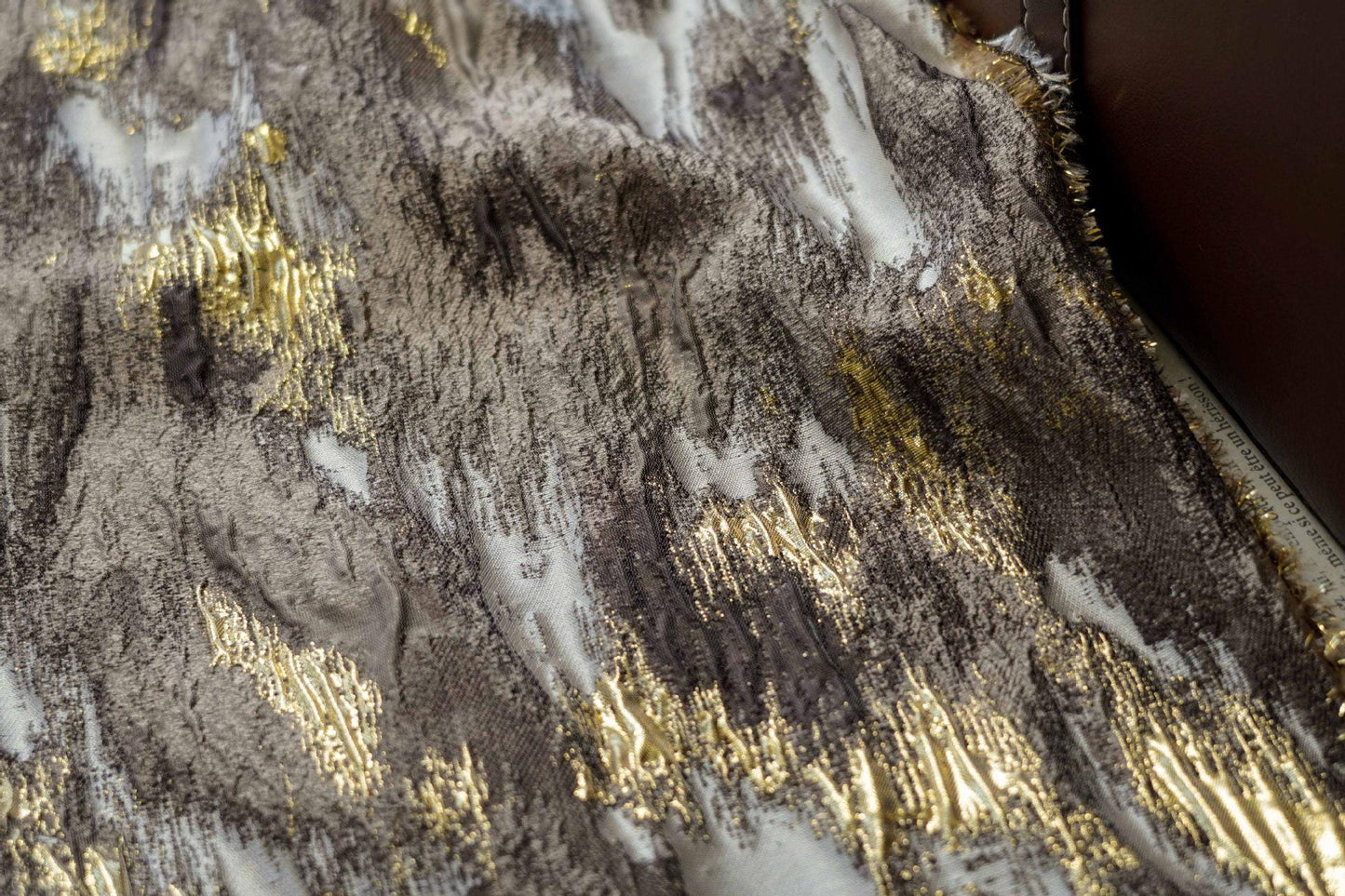 Tissu jacquard de luxe à motif écorce d'arbre en relief avec fils dorés, largeur 55 pouces
