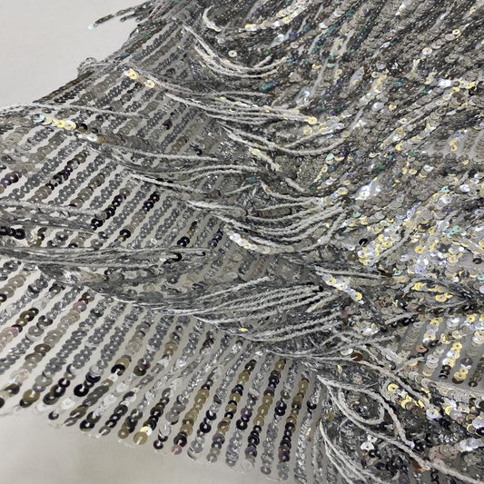 Tissu brodé de sequins et de pompons : Matière pour robes de défilé (51" de largeur)