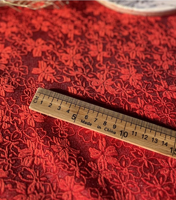 Tissu brocart floral métallisé rouge : matériau de couture d'ameublement traditionnel