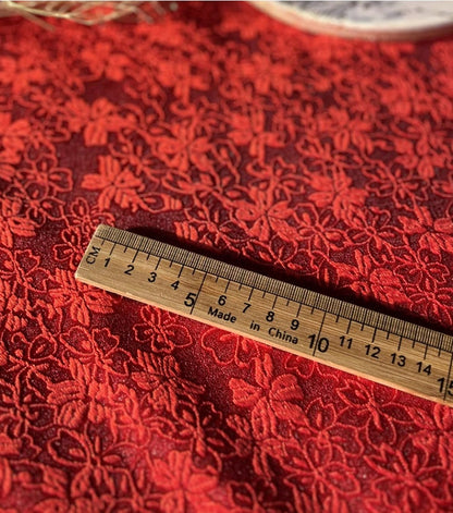 Tissu brocart floral métallisé rouge : matériau de couture d'ameublement traditionnel
