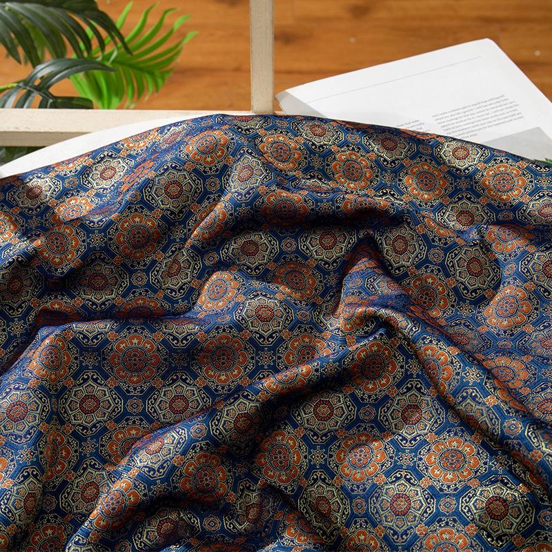 Tissu brocart Chant Bleu : Mélange de soie et rayonne Totem Japonais (59"L)