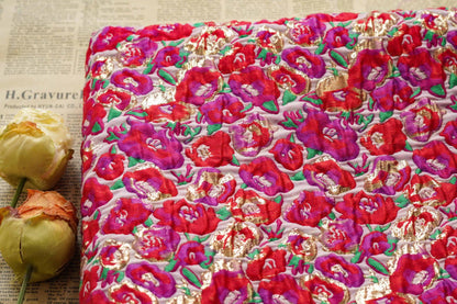 Tissu jacquard floral à fil doré : rouge et rose, 3D, pour ameublement, costumes et décoration - 137 cm de large
